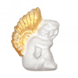 Aniołek ze złotymi skrzydłami siedzący gipsowa figurka 9 cm